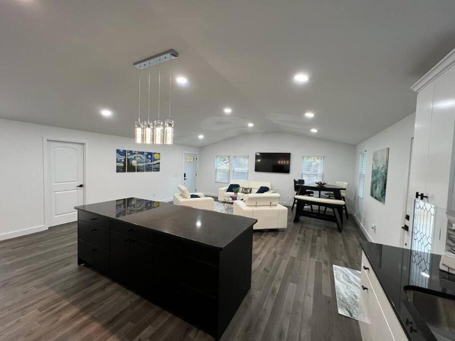 Modern Home At Colonial College Park Atlanta Bagian luar foto