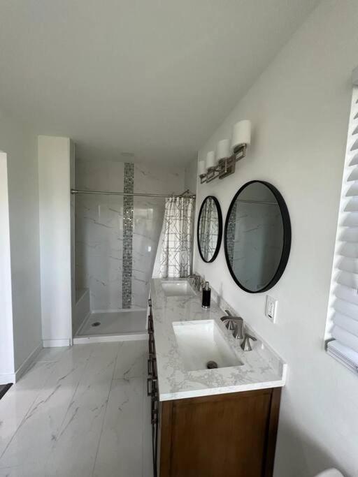 Modern Home At Colonial College Park Atlanta Bagian luar foto